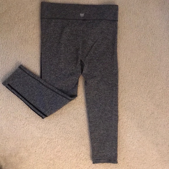 Striped Capri Active Leggings - Picture 3 of 5